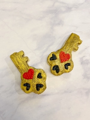 gold key shaped buttercream cookies