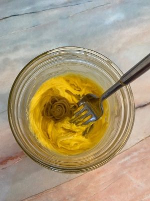 how to make gold buttercream frosting