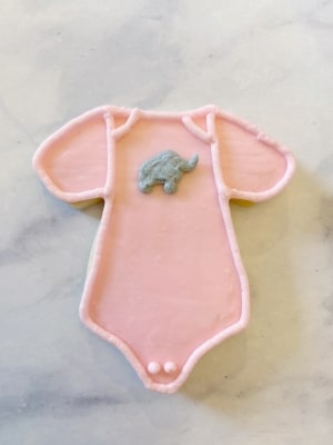 how to decorate pink elephant onesie cookies with buttercream