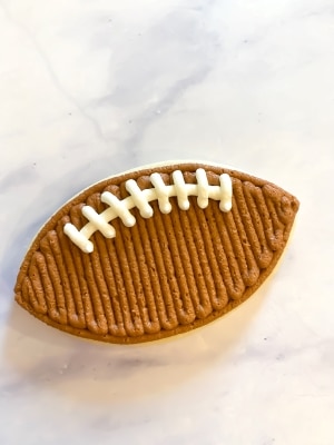 how to decorate football sugar cookies with buttercream frosting