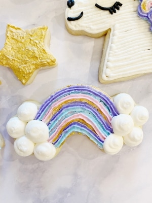 how to decorate rainbow cloud cookies with buttercream