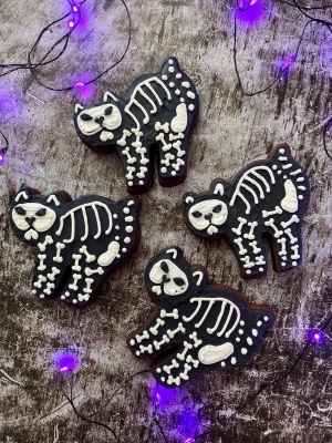 how to decorate Halloween cat cookies with buttercream frosting