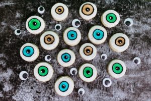 how to decorate eyeball cookies for Halloween feature