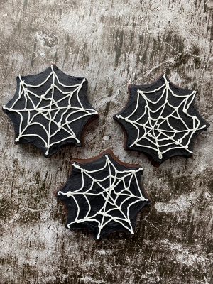 how to decorate spiderweb cookies for Halloween
