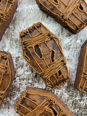 how to make buttercream look like wood for coffin cookies for Halloween