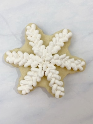 how to pipe cable knit snowflakes with buttercream icing