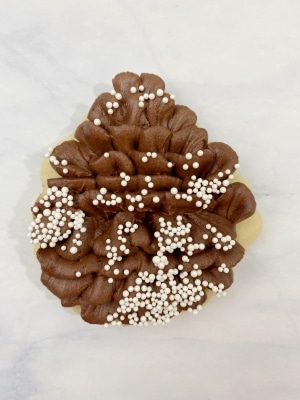 buttercream pine cone cookies with snow