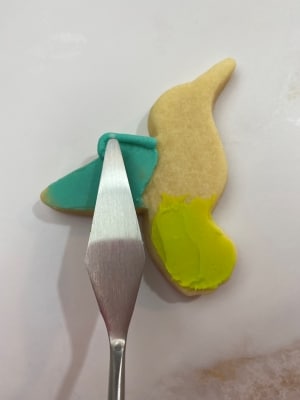 Use the palette knife to form the buttercream feather.