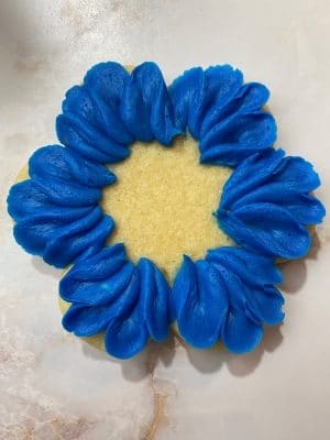 Encanto cookies flower using petal tip