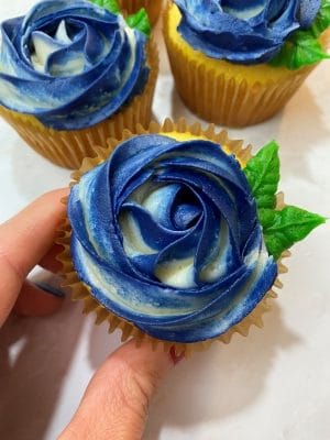 how to pipe a rosette cupcake swirls with buttercream frosting