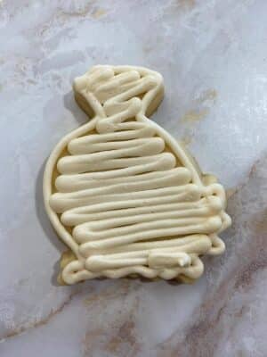pipe the buttercream sloppily onto the cookie