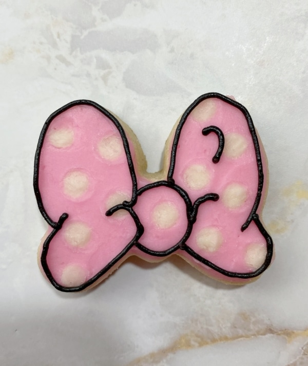 Minnie Mouse bow cookie