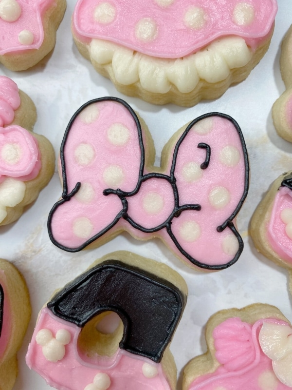 How to Decorate Minnie Mouse Bow Cookies