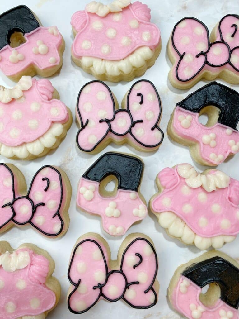 How to Decorate Minnie Mouse Cookies with Buttercream