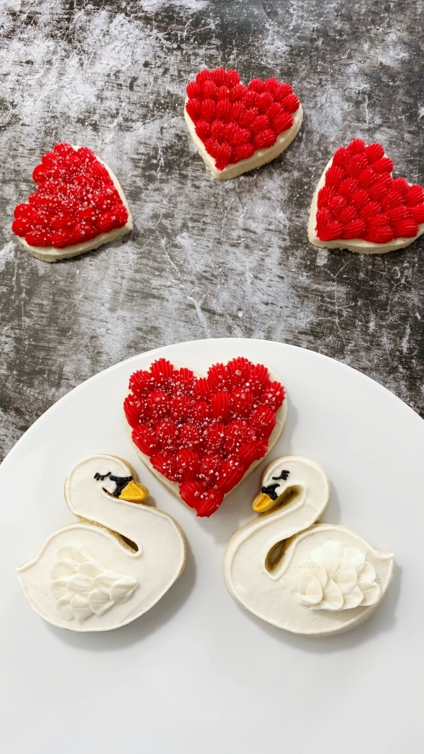 How to Decorate Swan Sugar Cookies