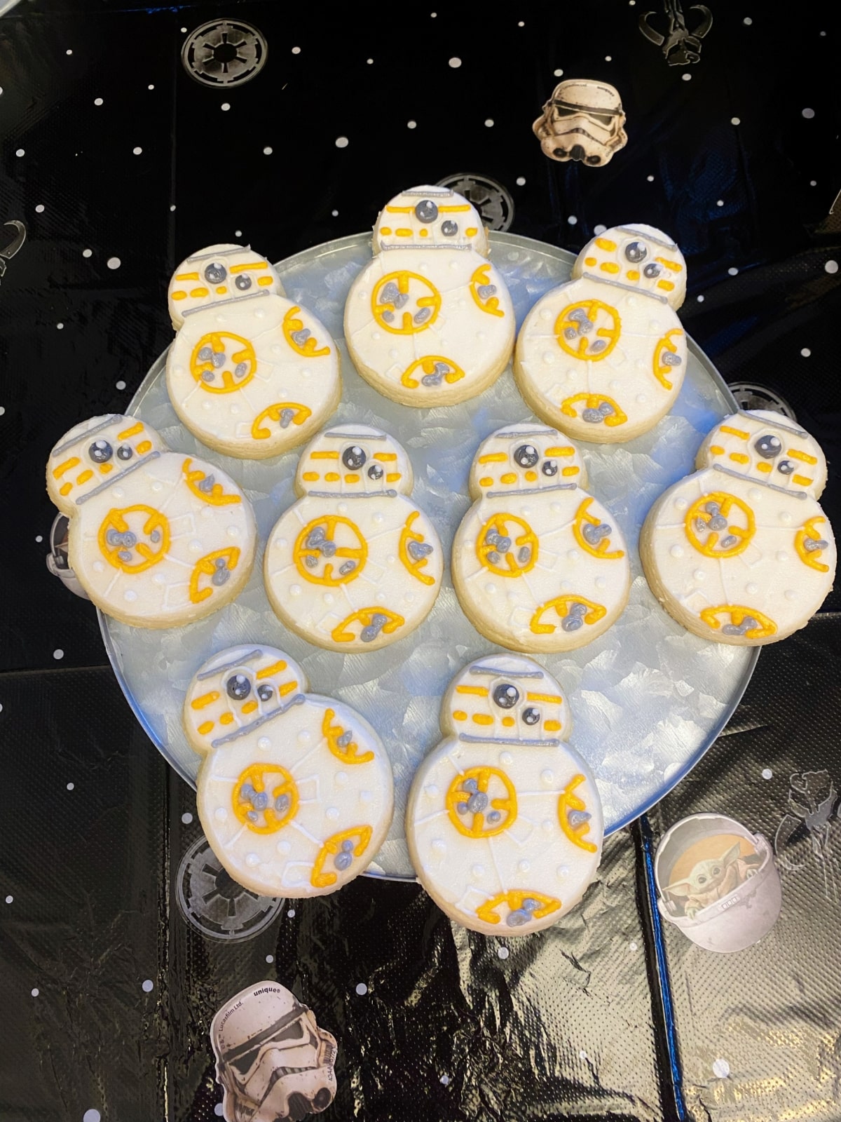 decorated bb8 cookies with buttercream