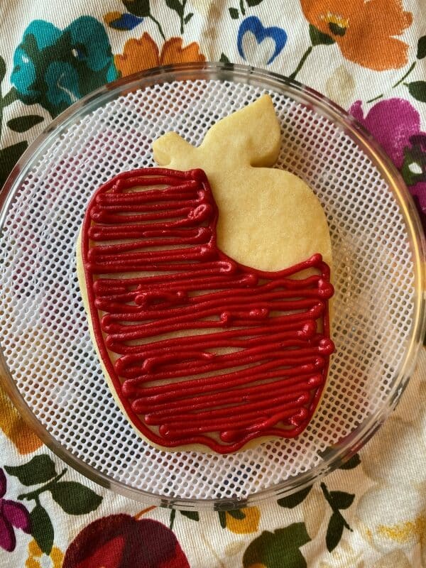 outline and fill in red portion of apple with buttercream